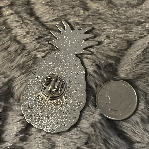 NWT Pineapple Fruit Lapel Pin Brooch - Picture 4 of 4